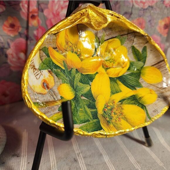 DECOUPAGE CLAM SHELL DECOUPAGE YELLOW FLOWERS 🏵 ON A CLAM SHELL TRINKET DISH - Picture 2 of 11